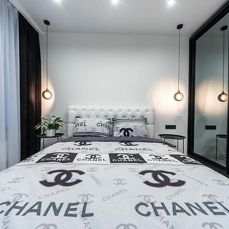 Seven: New Apartment with Designer Renovation on Dnipro Embankment Kyiv Exterior photo