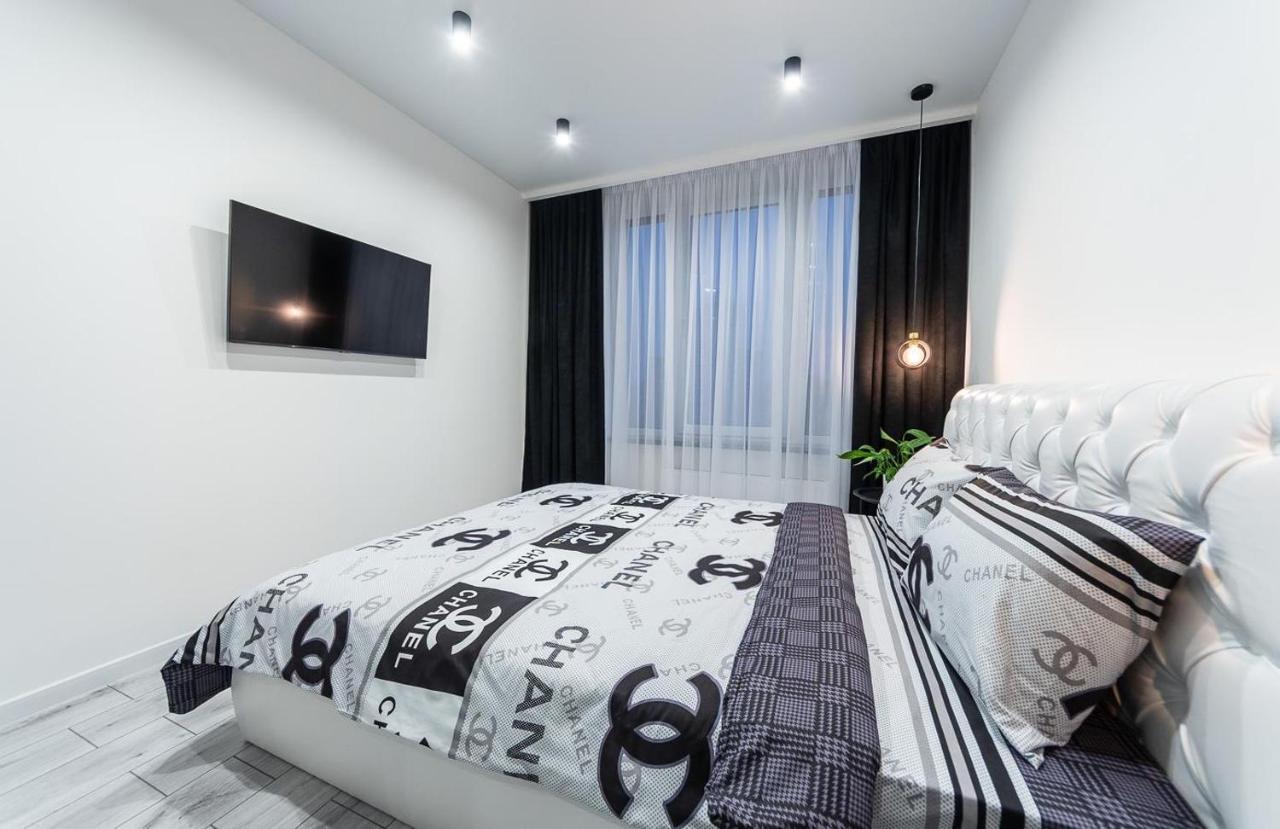 Seven: New Apartment with Designer Renovation on Dnipro Embankment Kyiv Exterior photo