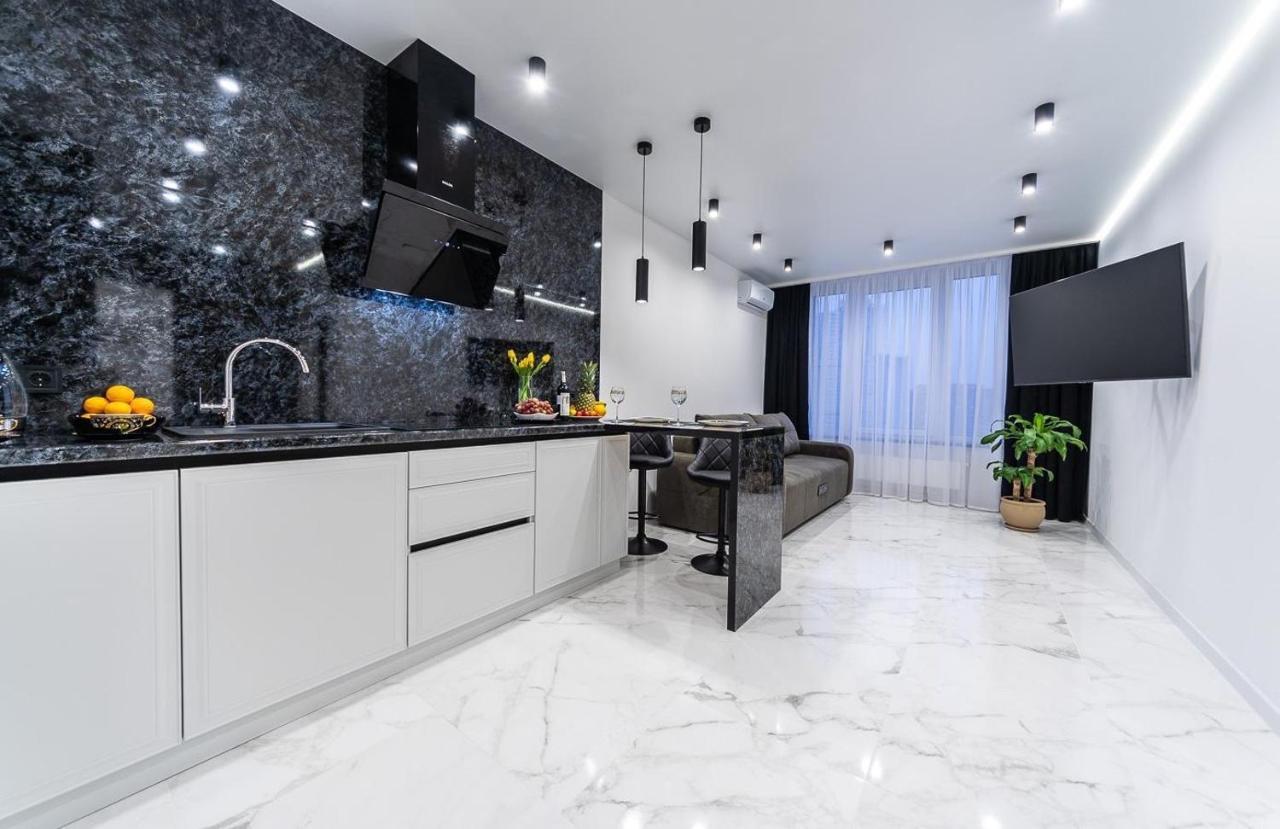 Seven: New Apartment with Designer Renovation on Dnipro Embankment Kyiv Exterior photo