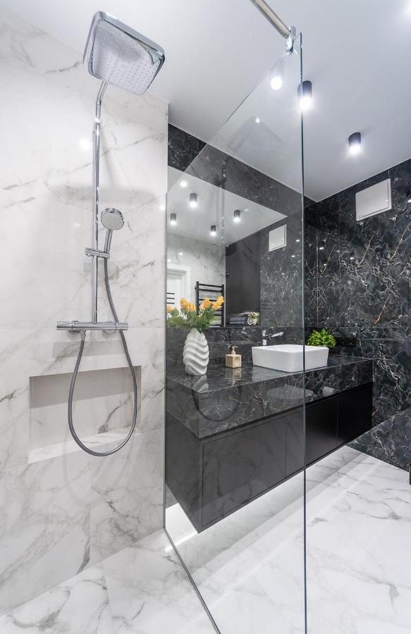 Seven: New Apartment with Designer Renovation on Dnipro Embankment Kyiv Exterior photo